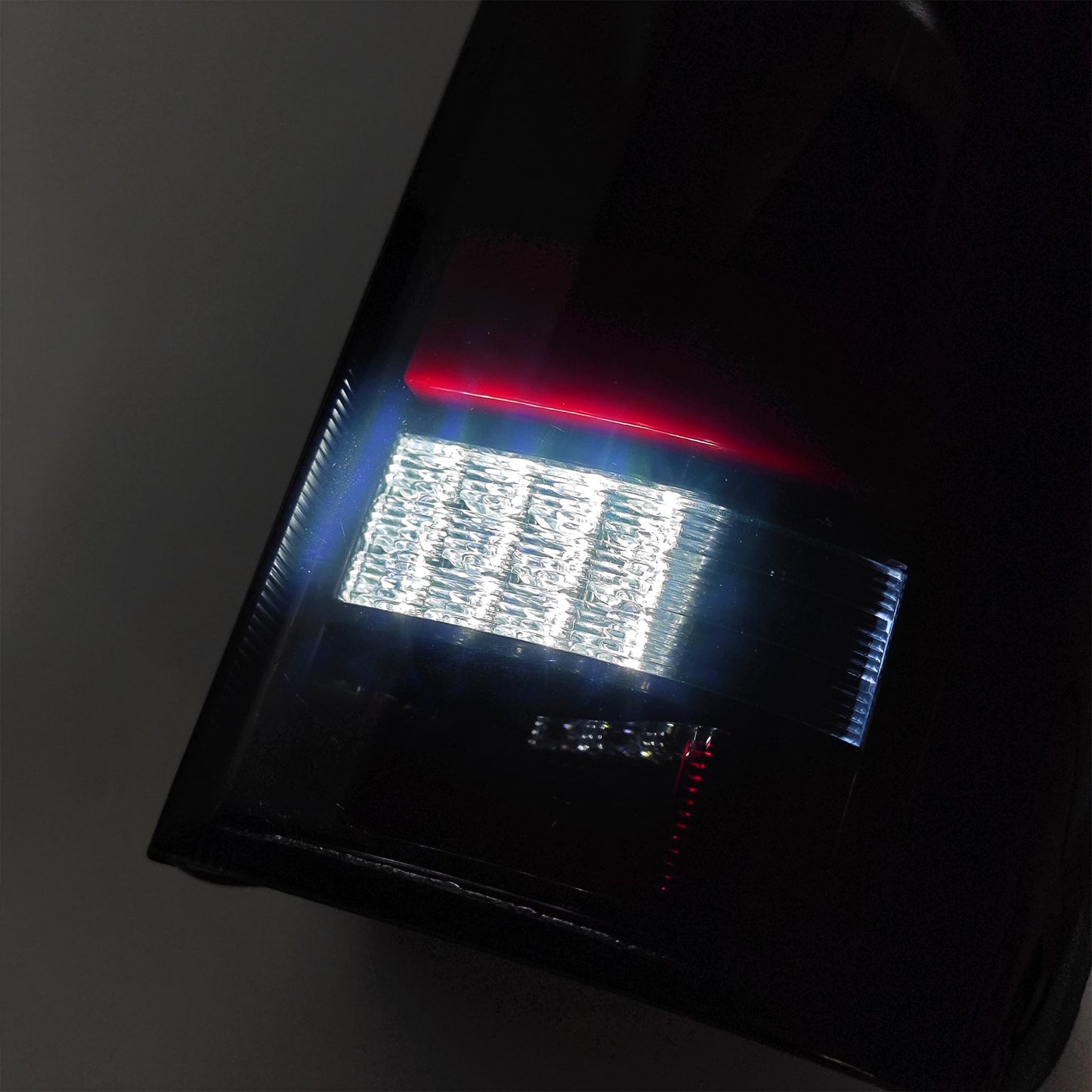 Gruppo ottico posteriore a LED sinistro e destro per Toyota Hiace 2005-2018