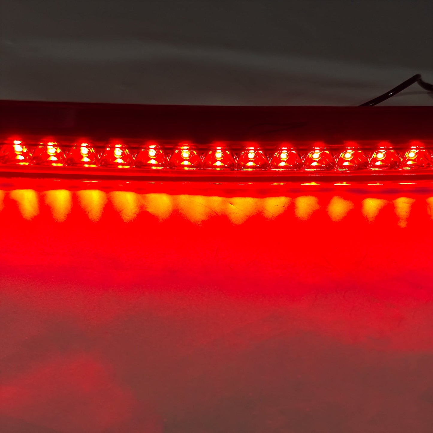 Luce freno posteriore di terza posizione per Peugeot RCZ 2010-2015, codice 6350KE 40700780, colore rosso.