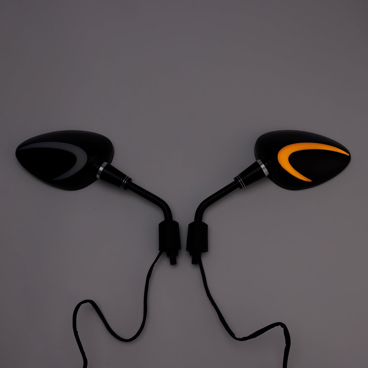 Coppia di specchietti retrovisori a LED neri da 10 mm con filettatura destra per Piaggio Vespa